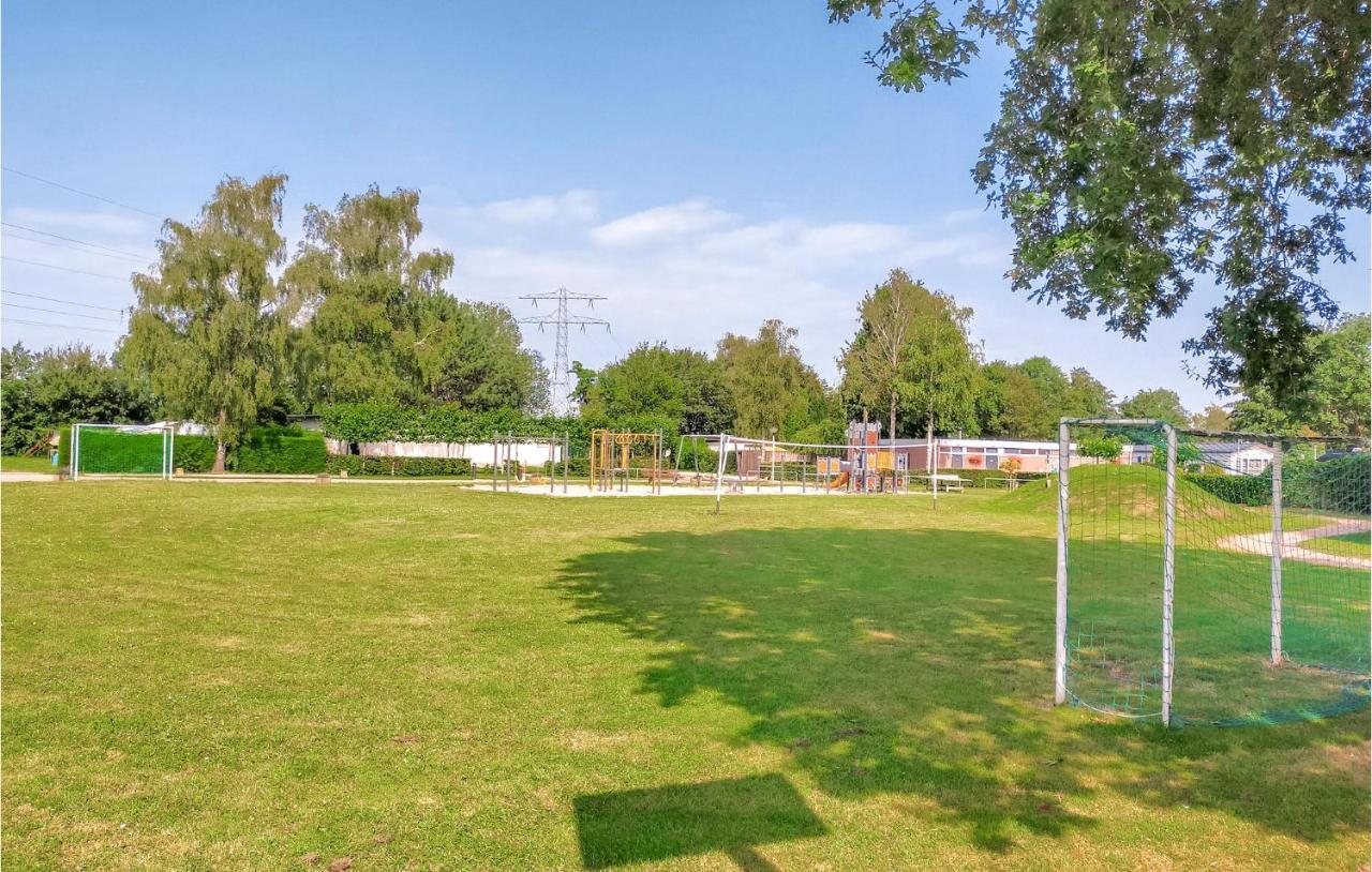 Amazing In With Outdoor Swimming Pool, Wifi&3 Bedrooms Vakantiehuis Heinkenszand