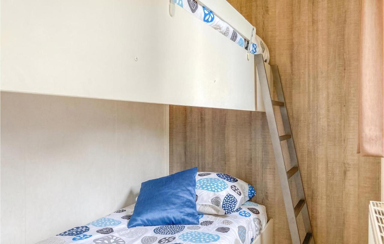 Vakantiehuis Amazing In With Outdoor Swimming Pool, Wifi&3 Bedrooms Heinkenszand